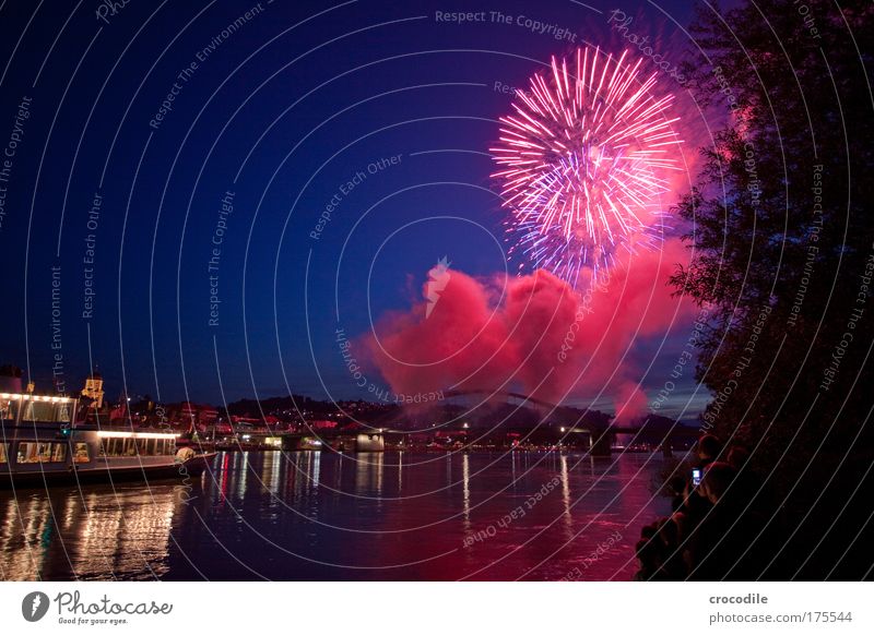 Donau in Flammen Farbfoto Außenaufnahme Textfreiraum links Dämmerung Nacht Licht Schatten Kontrast Silhouette Reflexion & Spiegelung Langzeitbelichtung