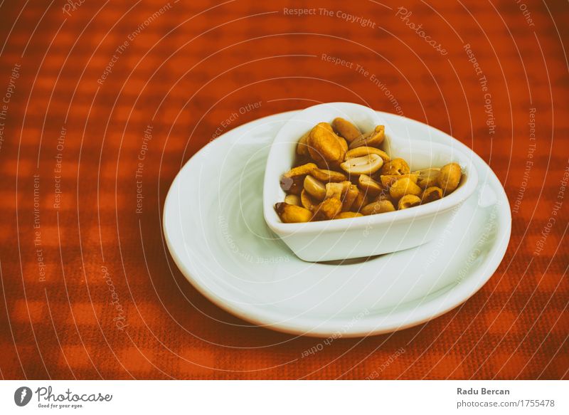 Heart Shaped Bowl mit getrockneten harten Früchten und Erdnüssen Lebensmittel Frucht Ernährung Essen Vegetarische Ernährung Diät Teller Schalen & Schüsseln