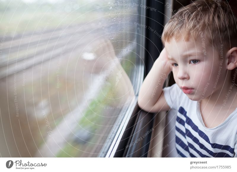 Neugieriger Junge schaut aus dem Fenster eines rasenden Zuges Ferien & Urlaub & Reisen Ausflug Kind Mensch 1 1-3 Jahre Kleinkind Wetter Regen Verkehr Eisenbahn