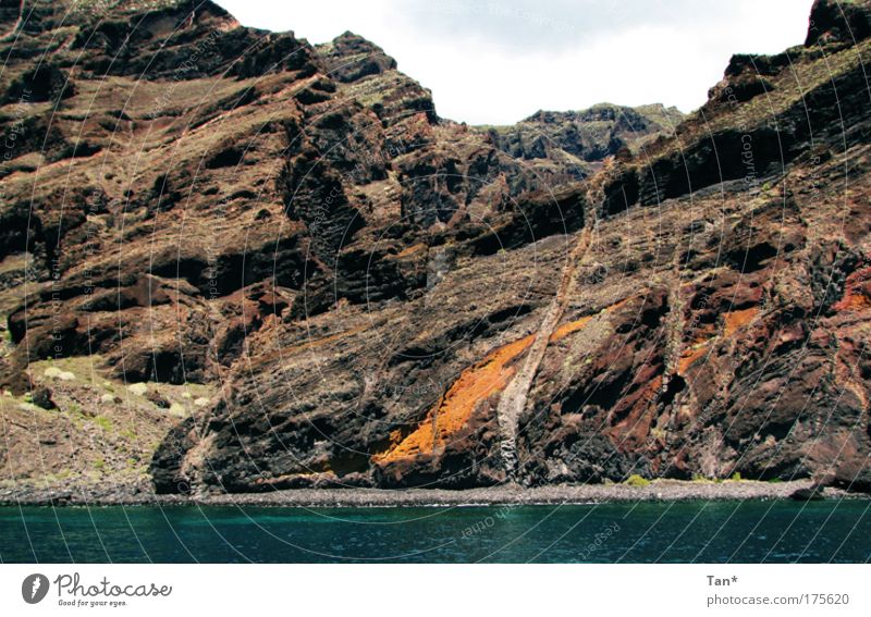 Bunte Riesen Farbfoto Außenaufnahme Menschenleer Natur Landschaft Erde Felsen Vulkan Küste Bucht Meer Stein Wasser alt bedrohlich fest gigantisch groß blau
