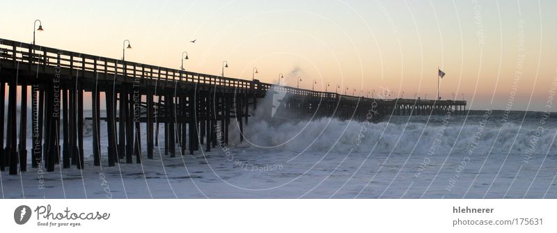 Ocean Wave Sturm Pier Farbfoto Außenaufnahme Menschenleer Morgen Sonnenaufgang Sonnenuntergang Bewegungsunschärfe Natur Wetter schlechtes Wetter Unwetter Küste