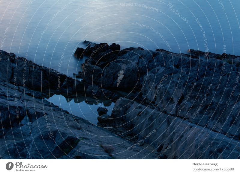 Naturplanschbecken am Meer Wasser Küste schön blau schwarz Einsamkeit Spiegelung Reflexion & Spiegelung weich hart steil eckig Montenegro Farbfoto Außenaufnahme