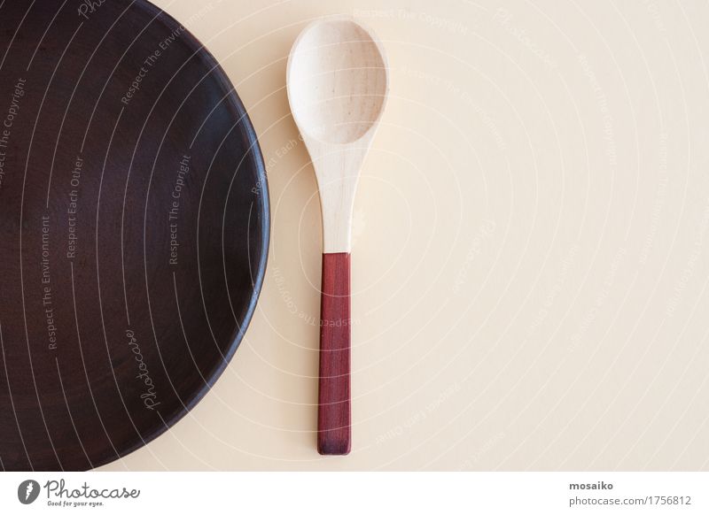 Holzlöffel und leere Platte von oben - Atelieraufnahme Ernährung Essen Bioprodukte Diät Fasten Teller Löffel Lifestyle elegant Stil Design exotisch Tisch