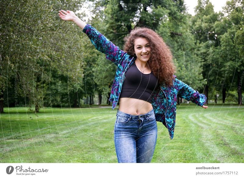 junge spanische Frau, die Natur genießt Lifestyle Freude Wohlgefühl Freizeit & Hobby Freiheit Sommer Mensch feminin Mädchen Junge Frau Jugendliche Erwachsene 1