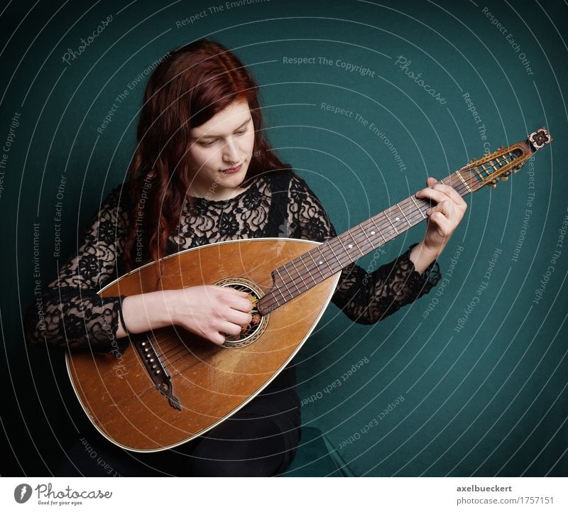 Frau spielt Laute Musik Musikinstrument Musiker Spielen musizieren Lifestyle Entertainment Mensch Junge Frau Jugendliche Erwachsene 1 18-30 Jahre Gitarre retro