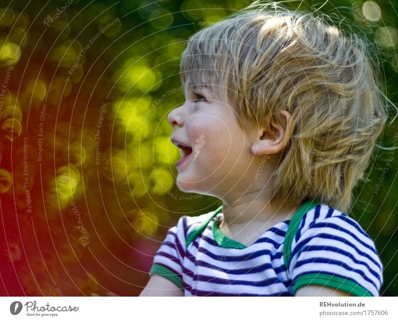 Sommerportrait Mensch maskulin Kind Kleinkind Junge 1 1-3 Jahre Umwelt Natur Garten Kommunizieren sprechen authentisch Freundlichkeit Fröhlichkeit Glück klein