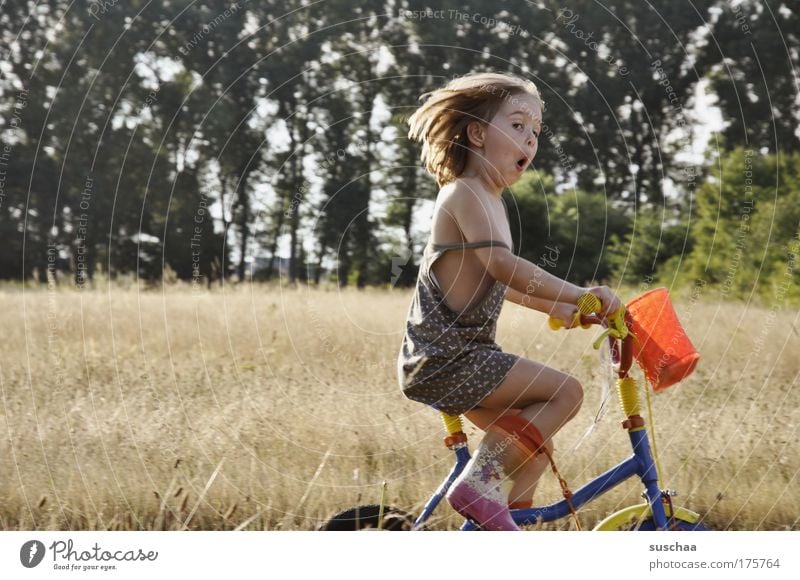 voll das leben .. ADS Ritalin Fahrradfahren Kind Mädchen Kindheit Kindheitserinnerung 1 3-8 Jahre Kleid Gummistiefel Bewegung Spielen authentisch frech frei