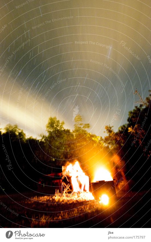 ausklingen lassen Farbfoto Außenaufnahme Textfreiraum oben Nacht Langzeitbelichtung Feuer Himmel Nachthimmel Stern heiß Wärme Feuerstelle Lagerfeuerstimmung