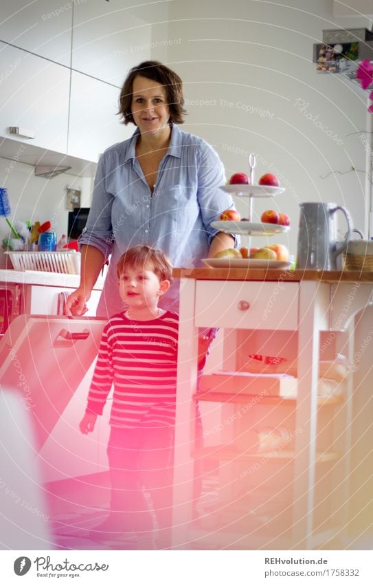 Familienalltag in der Küche Lifestyle harmonisch Wohlgefühl Zufriedenheit Spielen Häusliches Leben Wohnung Möbel Mensch maskulin feminin Kind Kleinkind Junge