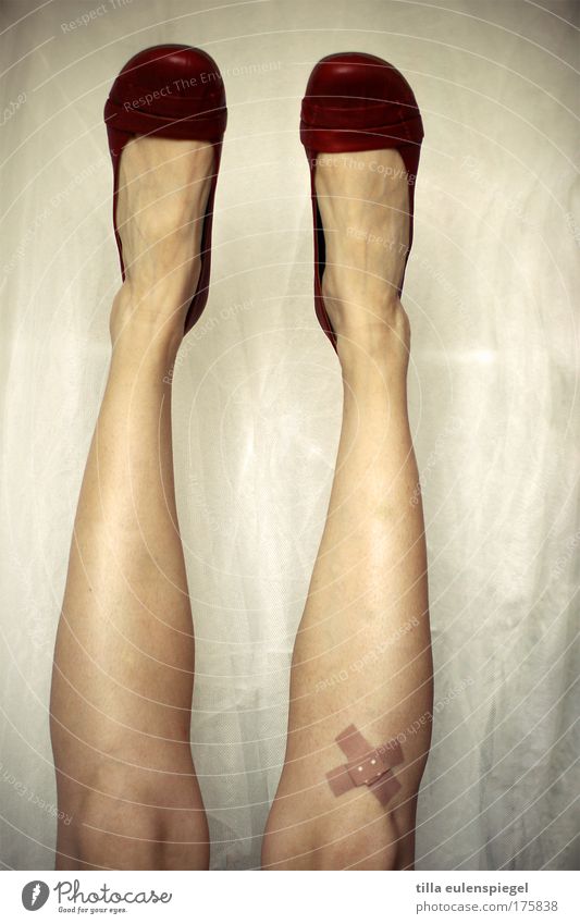 hoppla Farbfoto Experiment feminin Frau Erwachsene Leben Beine 1 Mensch 18-30 Jahre Jugendliche Schuhe Heftpflaster Idee einzigartig Freude träumen Kopfstand