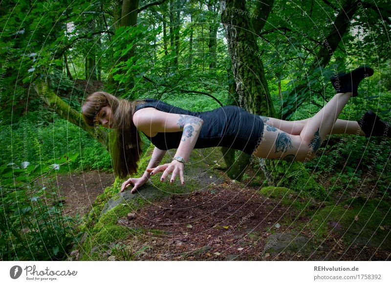 magic | Carina Mensch feminin Junge Frau Jugendliche Körper 1 18-30 Jahre Erwachsene Umwelt Natur Wald Mode Kleid Tattoo fliegen gruselig trendy schön grün