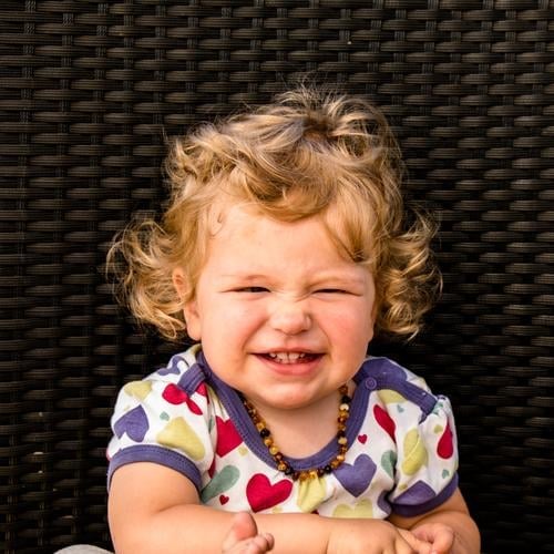 Mädchen zieht Nase kraus Mensch feminin Kind Kleinkind Schwester Kindheit Leben Kopf 1 1-3 Jahre Haare & Frisuren brünett blond Locken lachen Glück einzigartig