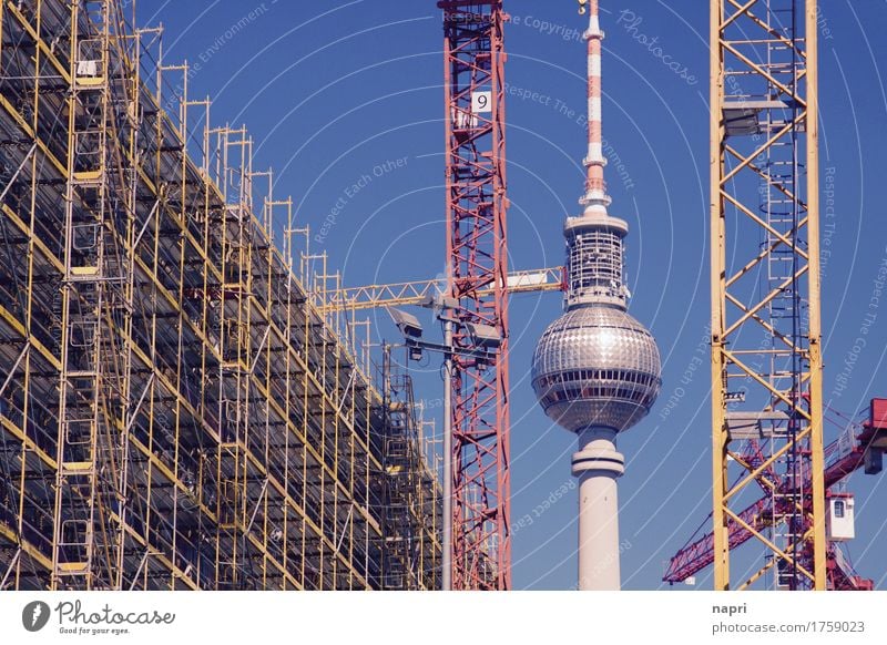 Das Leben ist eine Baustelle I Fortschritt Zukunft Kran Baukran Berlin Berliner Fernsehturm Hauptstadt Stadtzentrum Sehenswürdigkeit Wahrzeichen bauen neu