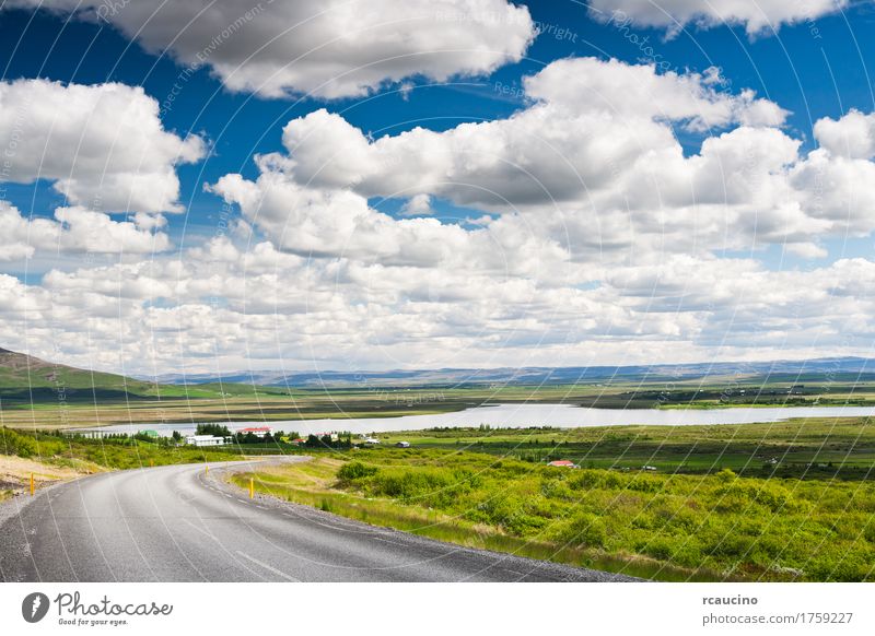 Isländische Landschaftslandschaft in der Sommersaison schön Erholung Ferien & Urlaub & Reisen Sonne Natur Himmel Wolken Hügel See Dorf Straße blau grün weiß