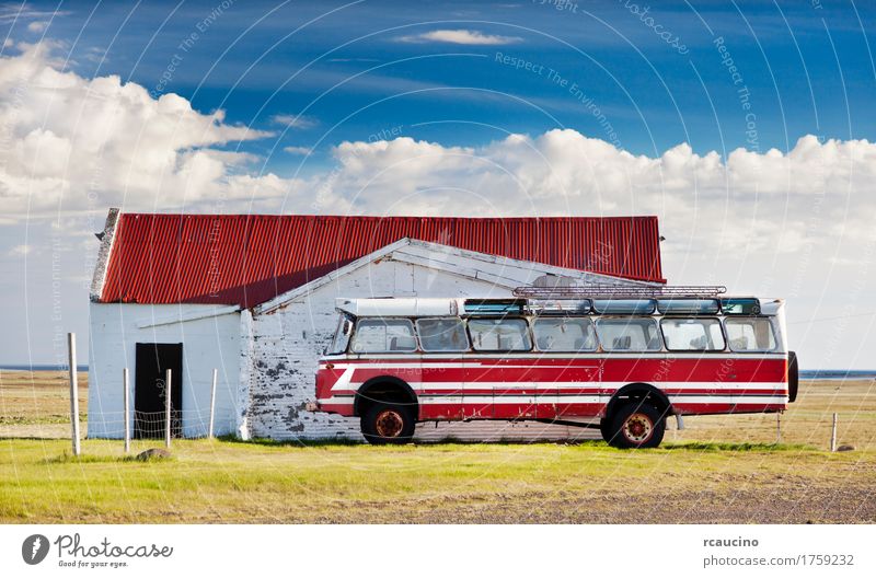 Alter öffentlicher Bus parkte in einem islandinc Bauernhof Sommer Landschaft alt Abenteuer Island Europa parken Reisebus Europäer Norden Landstraße rot