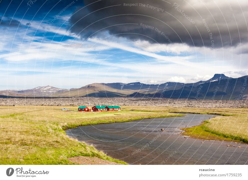 Rote Häuser nähern sich einem Fluss in der isländischen Landschaft Ferien & Urlaub & Reisen Tourismus Sommer Sonne Berge u. Gebirge Haus Menschengruppe Natur