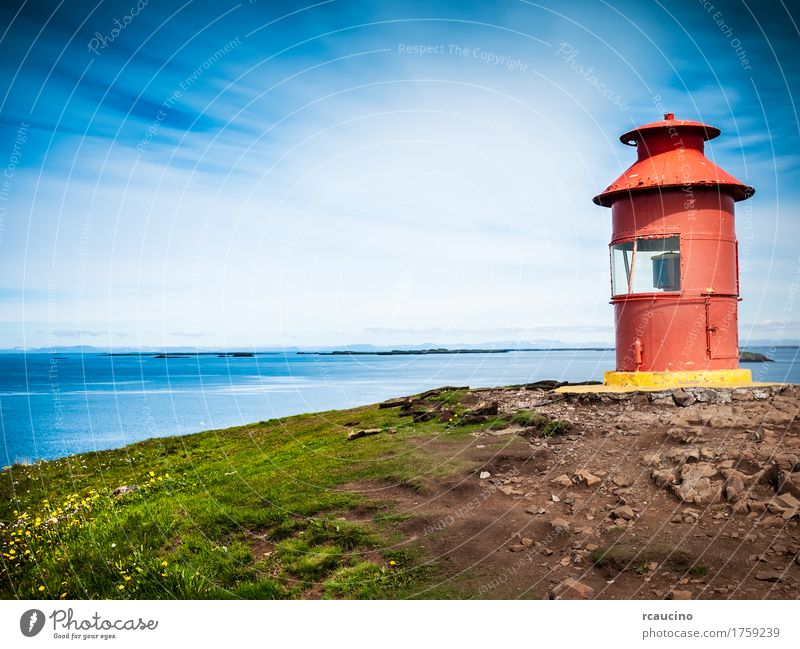 Kleiner roter Leuchtturm - Sykkisholmur, Island Sommer Meer Haus Natur Landschaft Himmel Gras Hügel Felsen Küste Fressen blau grün Sicherheit Europa orange