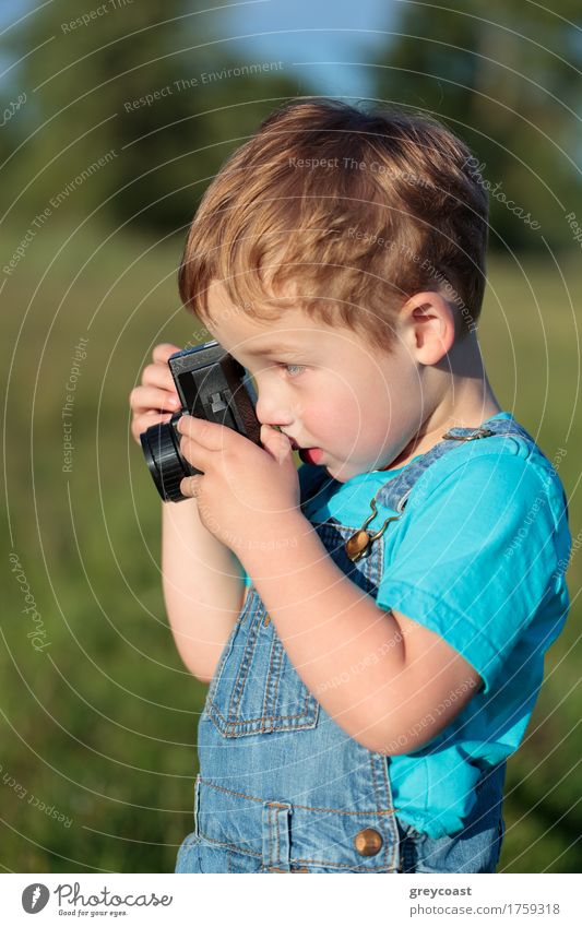 Kleiner Junge mit Kamera nimmt Bilder im Freien Sommer Kind Fotokamera Kindheit 1 Mensch 1-3 Jahre Kleinkind Natur Landschaft blond klein Fröhlichkeit