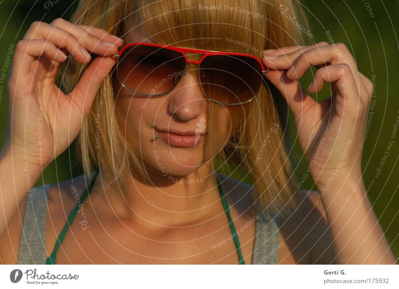disarm you ... Sonnenbrille sommerlich Wärme Brille Frau Junge Frau schön natürlich rothaarig Haare & Frisuren Hand brille aufsetzen Piercing jung zartgetönt