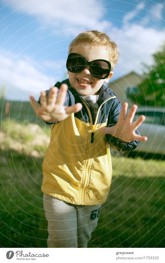 Glücklicher kleiner Junge mit Spaß in großen Sonnenbrille im Freien Freude Sommer Kind Kindheit 1 Mensch 3-8 Jahre Natur Landschaft blond Lächeln lachen lustig