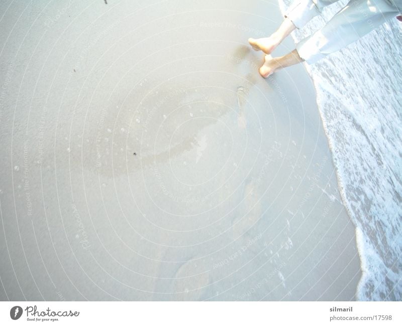 Strandserie I Mann Meer Wellen Reflexion & Spiegelung gehen Spaziergang wandern Hose nass Fußspur Sand laufen Beine Barfuß
