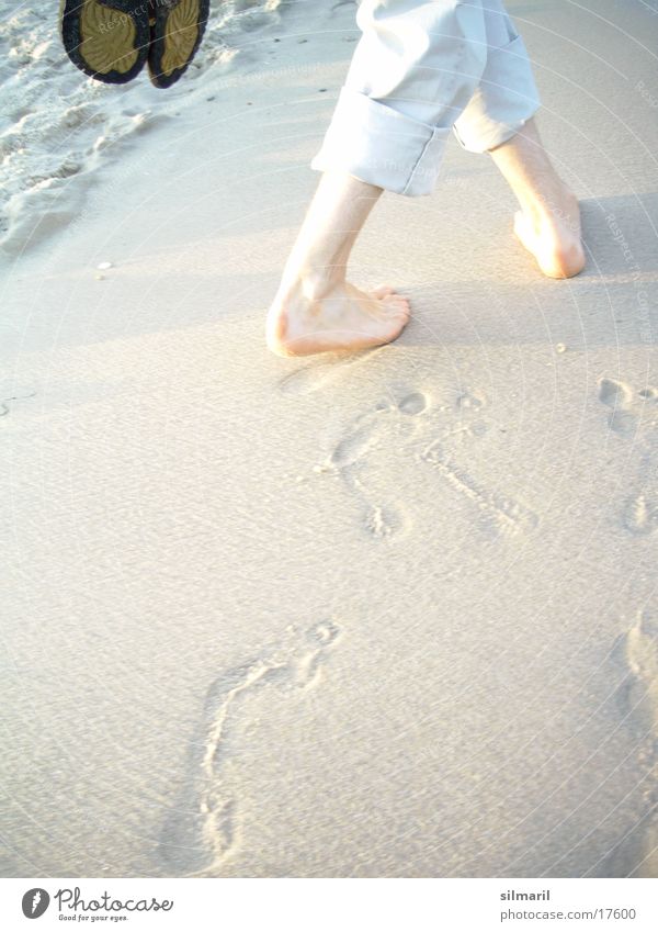 Strandserie IV Mann Meer Wellen Reflexion & Spiegelung gehen Spaziergang wandern Hose nass Fußspur Gischt Kieselsteine Sand laufen Beine Barfuß