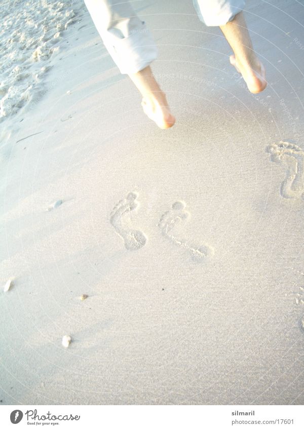Strandserie V hüpfen springen Fröhlichkeit Ausgelassenheit Mann Meer Wellen Reflexion & Spiegelung gehen Spaziergang wandern Hose nass Fußspur Gischt