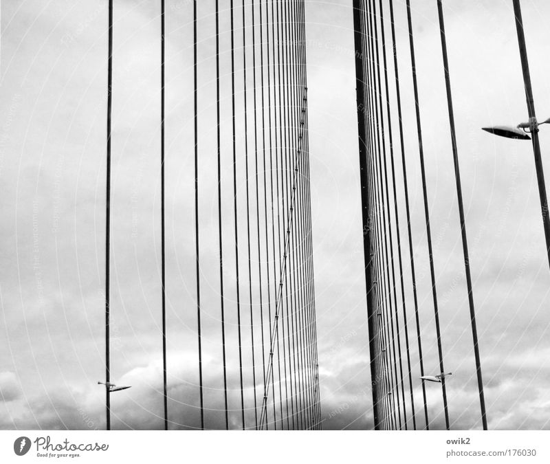Schrägseilbrücke Schwarzweißfoto Außenaufnahme Detailaufnahme abstrakt Muster Strukturen & Formen Menschenleer Textfreiraum links Tag Himmel Wolken Klima Wetter