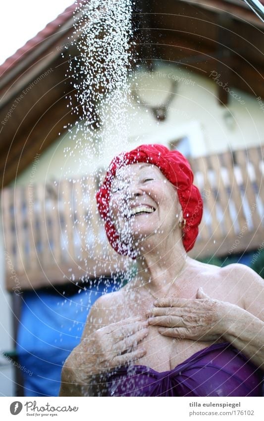 oma liebt das feminin Weiblicher Senior Frau Leben 1 Mensch 60 und älter Sommer Badeanzug Badekappe lachen authentisch Gesundheit Glück lustig nass natürlich