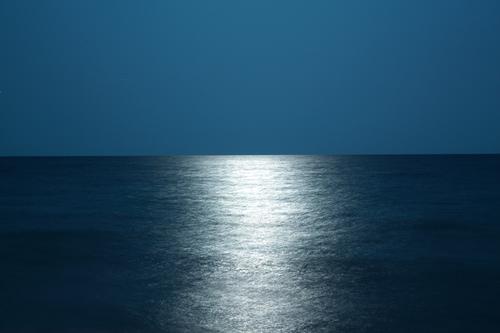 seascape at dusk Mond Meer Licht Horizont Ruhe Stille blau Harmonie Ozean Wasser Brücke Sehnsucht Fernweh Wunschtraum
