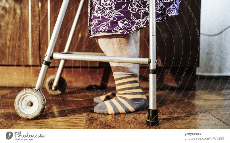 Ältere Frau macht langsame Schritte mit Hilfe einer Gehhilfe Weiblicher Senior Fuß 1 Mensch 60 und älter alt Einsamkeit anstrengen Spaziergang Unterstützung