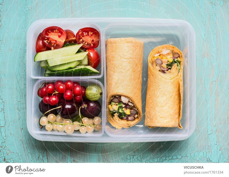 Gesundes Mittagessen mit Tortilla Wraps, Obst und Gemüse Lebensmittel Salat Salatbeilage Brot Ernährung Büffet Brunch Bioprodukte Vegetarische Ernährung Diät
