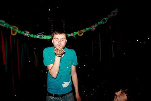 Party???? Partystimmung Partygast Junger Mann blasen Konfetti Außenaufnahme T-Shirt Nacht Blitzlichtaufnahme Abend Feste & Feiern Herzlichen Glückwunsch