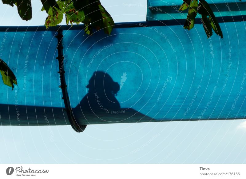 Oma auf Wasserrutsche Farbfoto Außenaufnahme Nahaufnahme Tag Schatten Kontrast Silhouette Frau Erwachsene Weiblicher Senior 1 Mensch Wolkenloser Himmel Sommer
