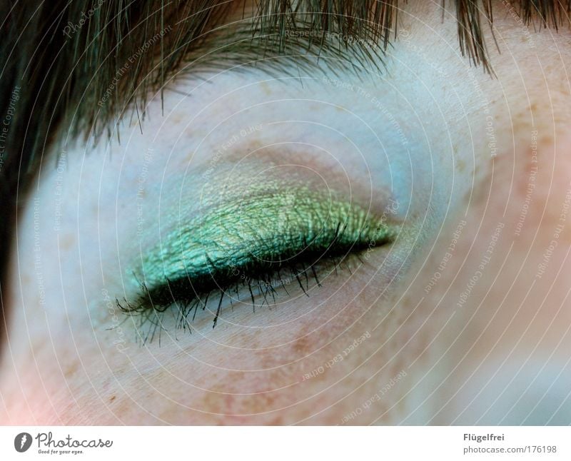 Eyecatcher feminin Auge 1 Mensch 18-30 Jahre Jugendliche Erwachsene Blick Lidschatten grün geschminkt Sommersprossen Pony Wimperntusche Nase Gesicht Frau