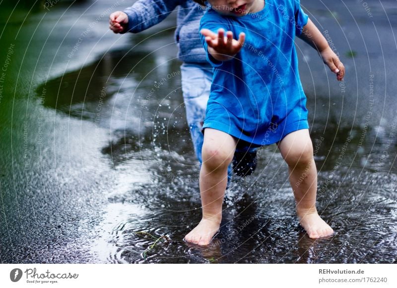 Pfützenspaß Spielen Mensch maskulin Kind Kleinkind Junge Freundschaft Kindheit 2 1-3 Jahre Wasser Freude nass spritzen Regen Wetter Sommer Zusammensein Barfuß