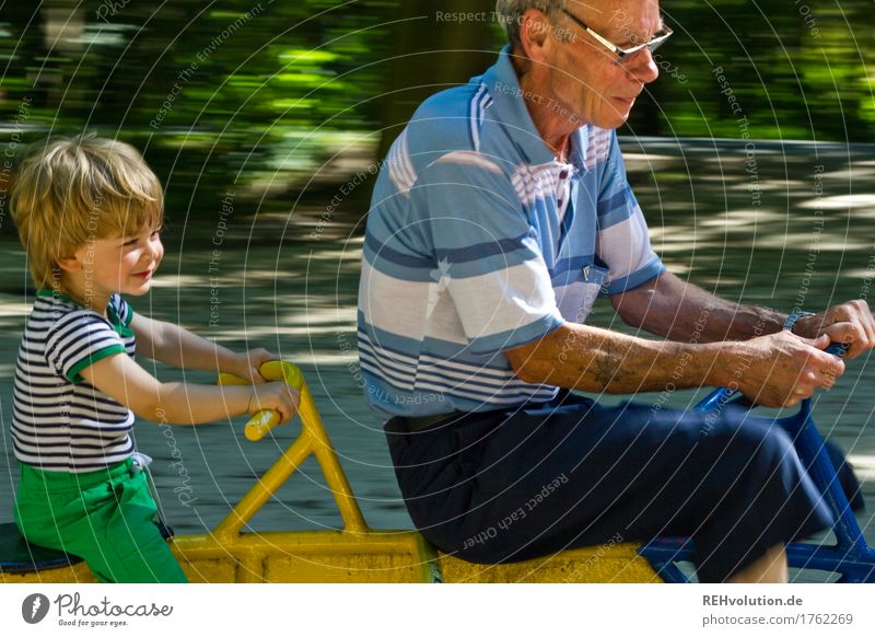Opa mit Enkel auf dem Spielplatz Freizeit & Hobby Spielen Mensch maskulin Kind Junge Männlicher Senior Mann Großvater Kindheit 2 1-3 Jahre Kleinkind