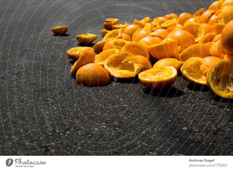 Orangensaft Farbfoto Außenaufnahme Detailaufnahme Menschenleer Textfreiraum unten Tag Kontrast Lebensmittel Frucht Hülle Orangenschale Getränk