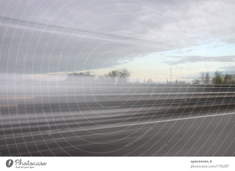 Bruchteil einer Autofahrt Farbfoto Außenaufnahme Experiment Menschenleer Textfreiraum oben Textfreiraum unten Abend Dämmerung Langzeitbelichtung