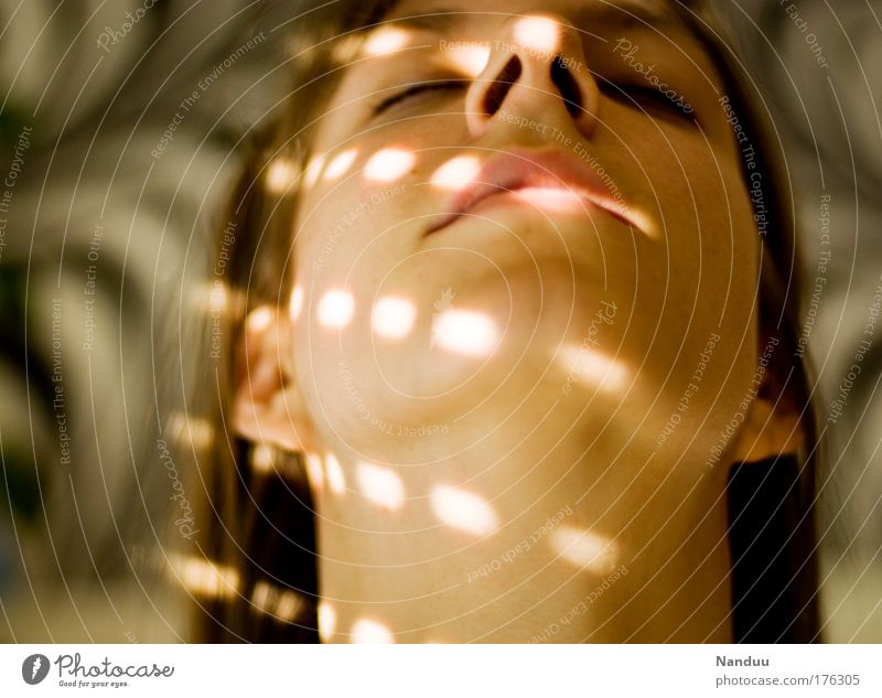 Lichtstreicheleinheit Farbfoto Innenaufnahme Experiment Muster Abend Schatten Unschärfe Porträt Blick nach oben geschlossene Augen schön Wellness harmonisch