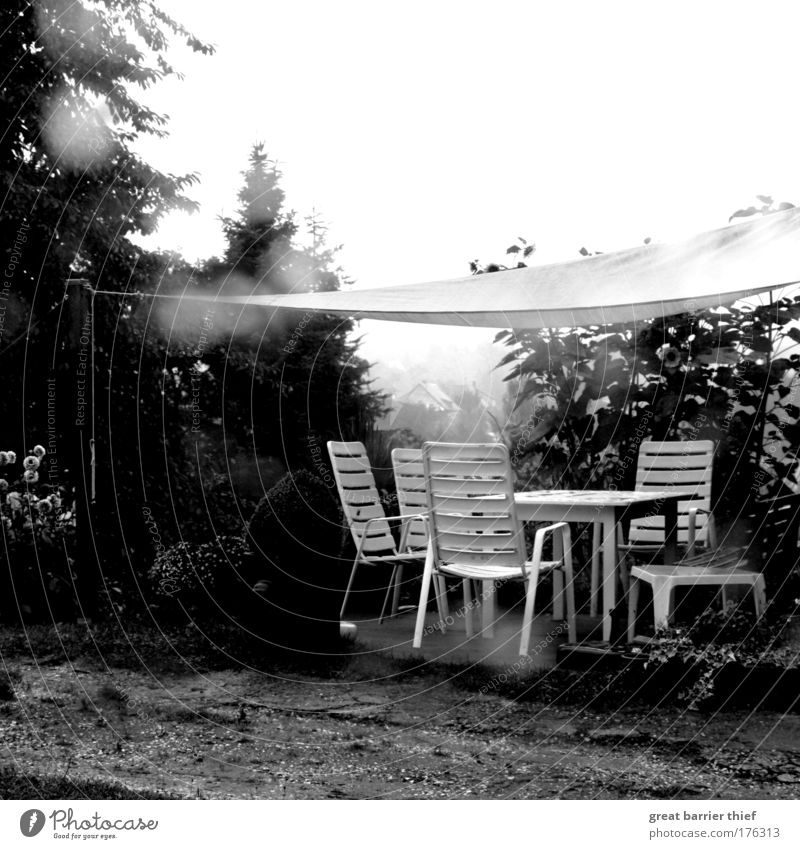 Geisterparty Schwarzweißfoto Außenaufnahme Experiment Menschenleer Morgen Licht Schatten Kontrast Reflexion & Spiegelung Gegenlicht Schwache Tiefenschärfe