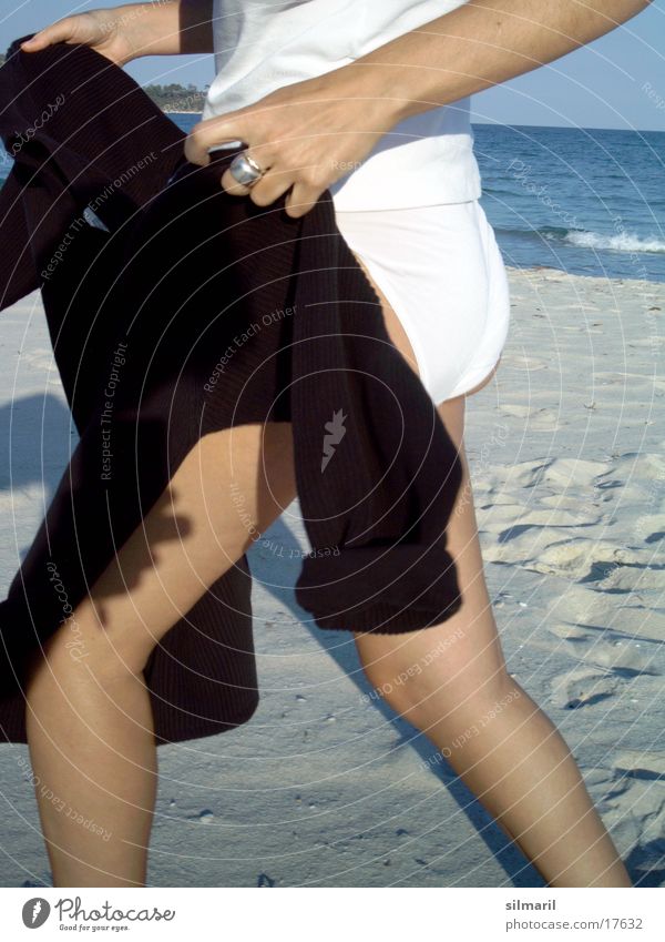 Fit for Fun Strand Meer Frau Freizeit & Hobby Ferien & Urlaub & Reisen Joggen gehen Pullover Wasser Sand Erholung Fitness laufen Spaziergang Beine