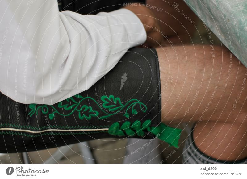 Oberbayern Farbfoto Außenaufnahme Tag Schatten Schwache Tiefenschärfe Profil Mensch maskulin Mann Erwachsene Arme Beine 1 sitzen alt ästhetisch authentisch grün