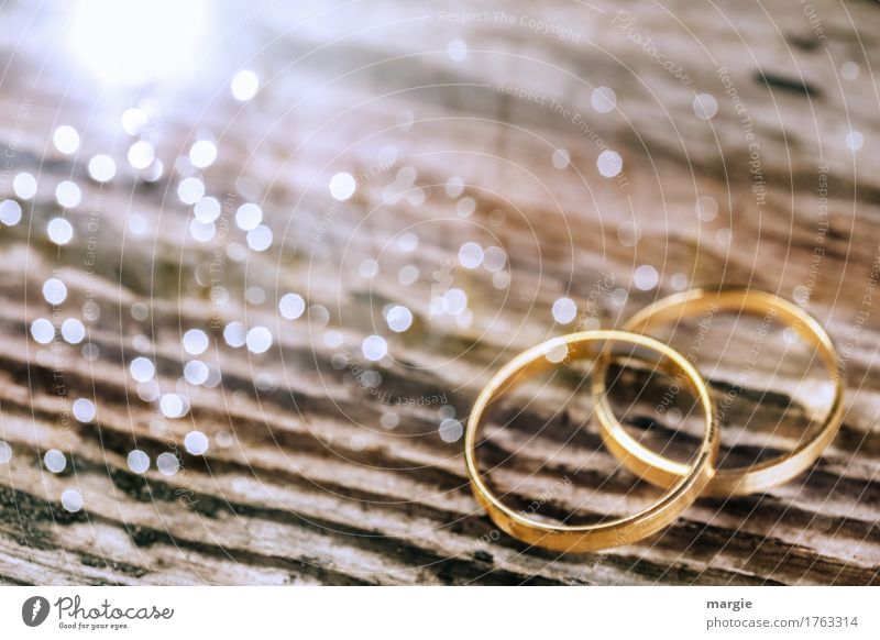 Traumringe, Eheringe, Verlobungsringe, zwei Fingerringe auf Holz mit vielen Lichtern Lifestyle elegant Feste & Feiern Valentinstag Hochzeit braun weiß Ring Paar