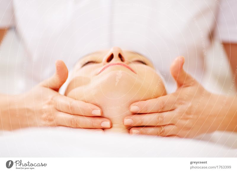 Nahaufnahme einer Frau bei einer Gesichtsmassage mit Akzent auf dem Kinn Haut Gesundheitswesen Behandlung Erholung Spa Massage Arzt Erwachsene Hand 2 Mensch