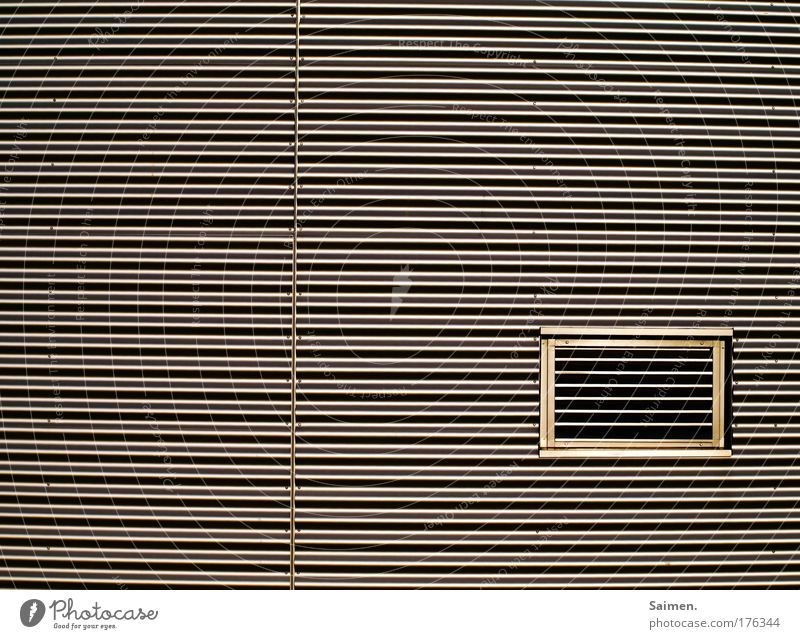 Augenbrennen Farbfoto Außenaufnahme Nahaufnahme Textfreiraum links Textfreiraum oben Tag Schatten Kontrast Sonnenlicht Fabrik Parkhaus Gebäude Architektur Mauer