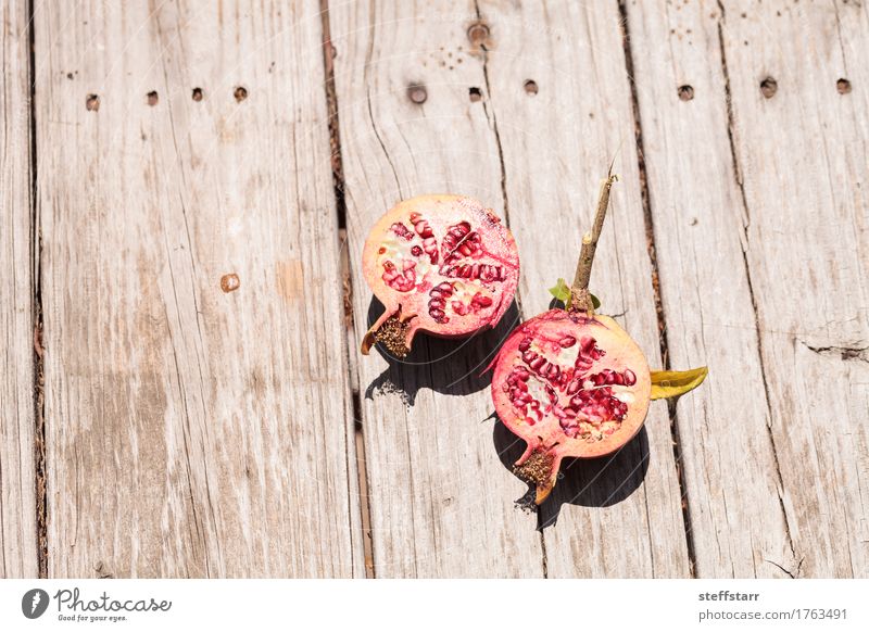 Granatapfelfrucht Punica granatum Lebensmittel Frucht Ernährung Frühstück Bioprodukte Vegetarische Ernährung Diät Haut Gesundheit Pflanze Blatt Holz braun rosa