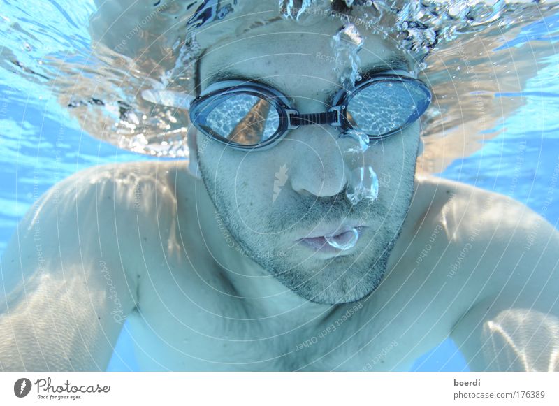 uSmoke Farbfoto Unterwasseraufnahme Starke Tiefenschärfe Totale Blick in die Kamera Tourismus Wassersport tauchen maskulin 1 Mensch 30-45 Jahre Erwachsene atmen