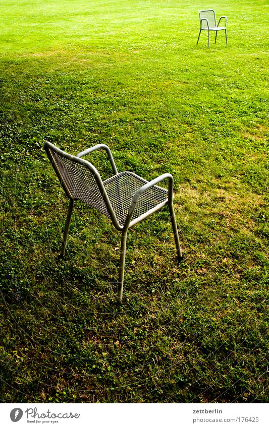 Zwei weitere Stühle grün Rasen Sportrasen Wiese Park Gras Stuhl Gartenstuhl gartenmöbel Sitzung Verabredung Gegenüberstellung Kommunizieren Gesprächspartner