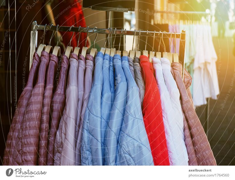 Fashion Lifestyle kaufen Stil Mode Bekleidung Jacke trendy Kleiderständer Kleiderbügel Überstrahlung Blendenfleck Herbst Konsum Ladengeschäft Farbfoto